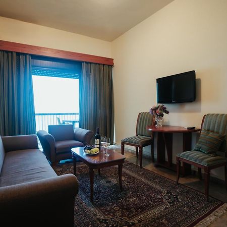 Holiday Suites Hotel & Beach Resort Jounieh Exteriör bild