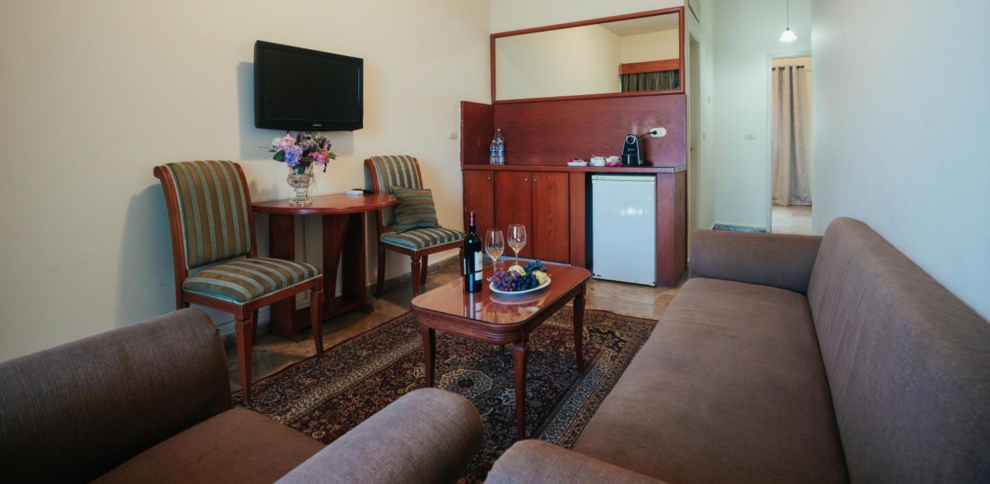Holiday Suites Hotel & Beach Resort Jounieh Exteriör bild