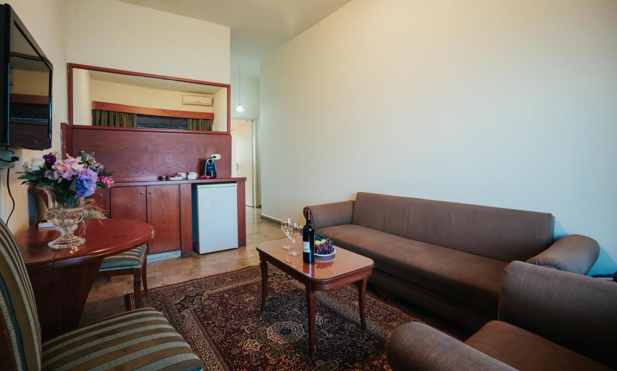 Holiday Suites Hotel & Beach Resort Jounieh Exteriör bild