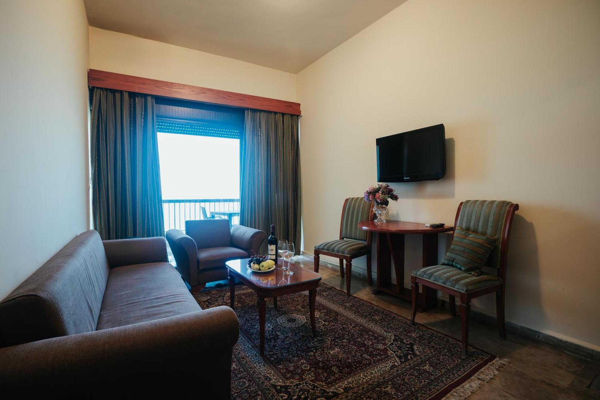 Holiday Suites Hotel & Beach Resort Jounieh Exteriör bild