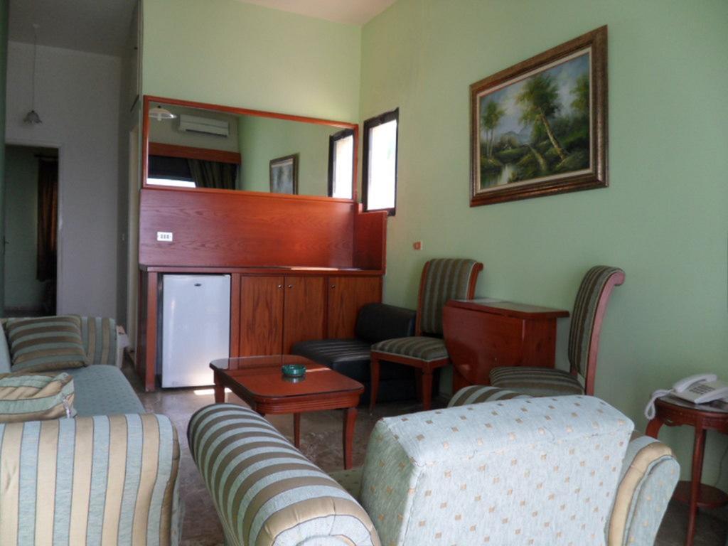 Holiday Suites Hotel & Beach Resort Jounieh Exteriör bild