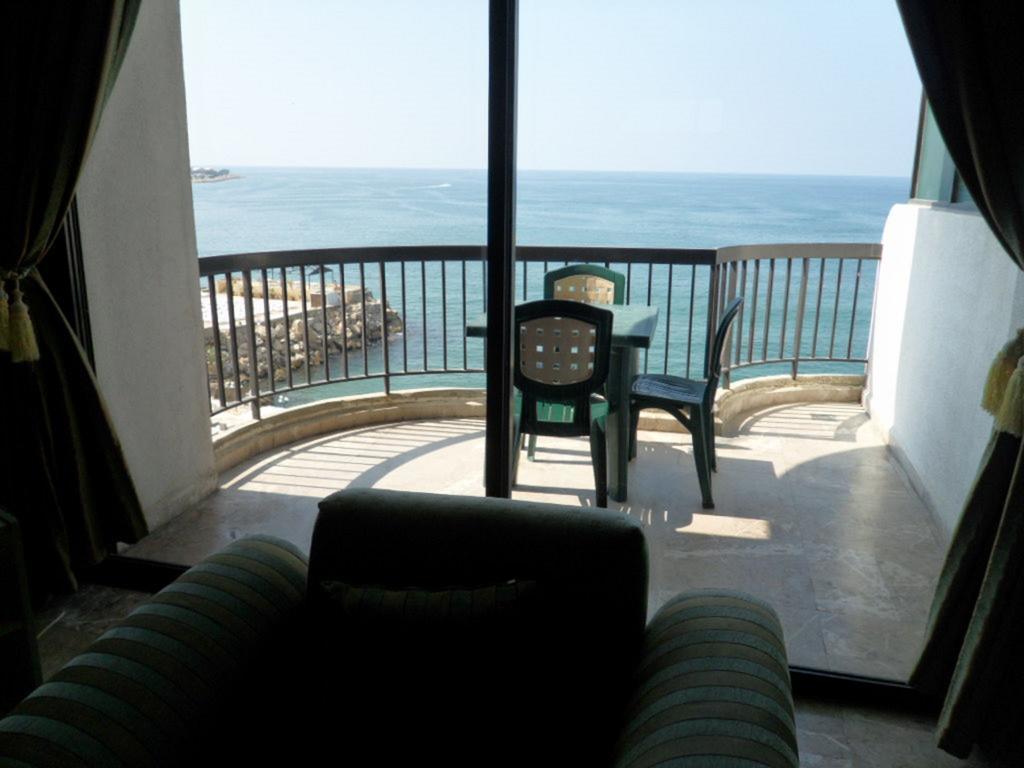 Holiday Suites Hotel & Beach Resort Jounieh Rum bild
