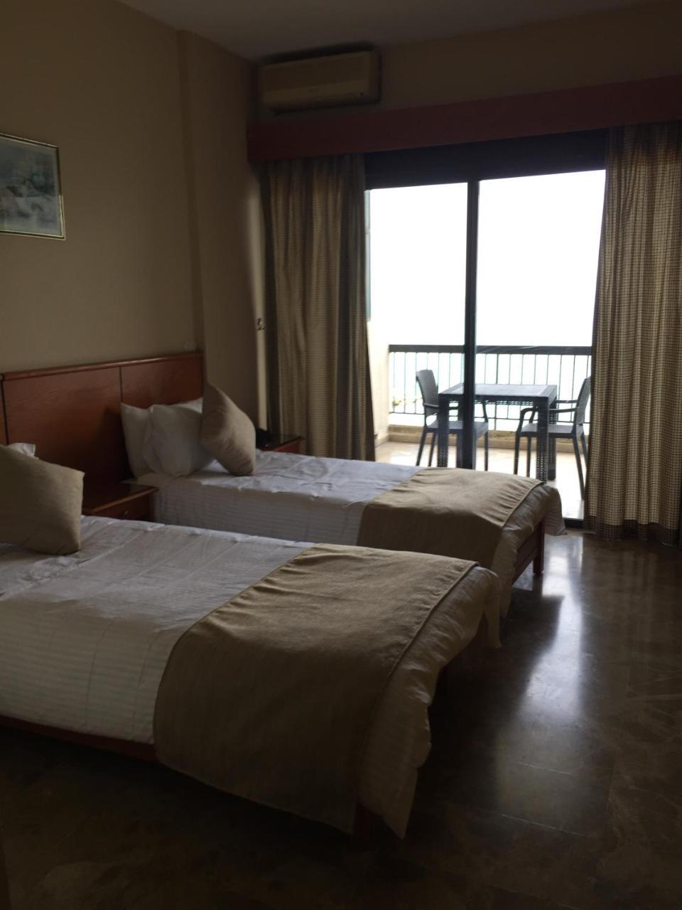 Holiday Suites Hotel & Beach Resort Jounieh Exteriör bild