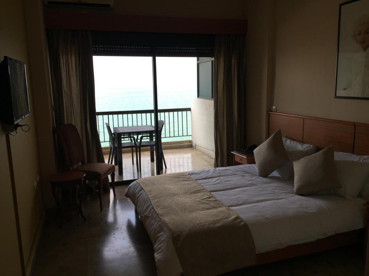 Holiday Suites Hotel & Beach Resort Jounieh Exteriör bild