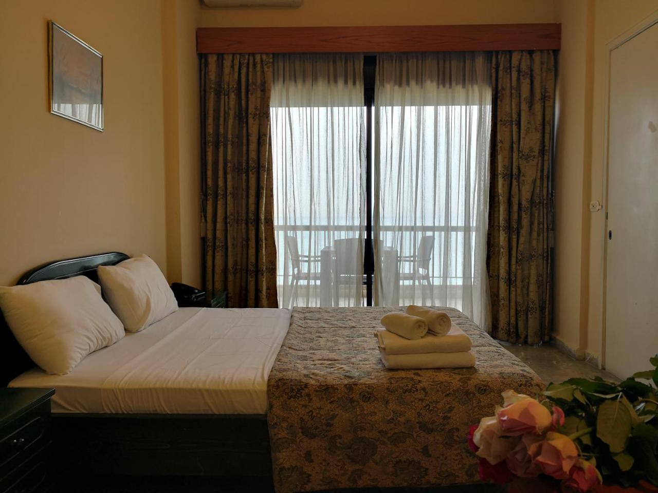 Holiday Suites Hotel & Beach Resort Jounieh Exteriör bild