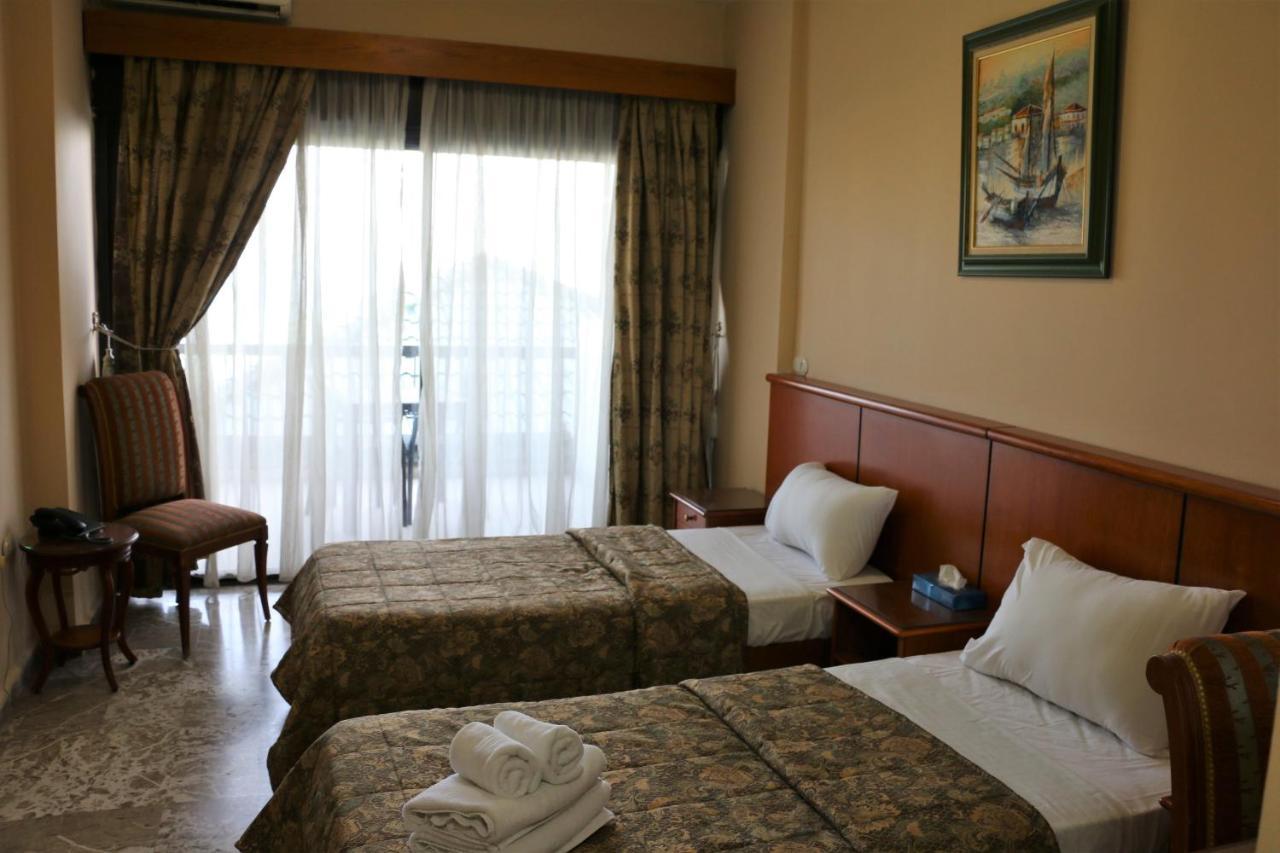 Holiday Suites Hotel & Beach Resort Jounieh Exteriör bild