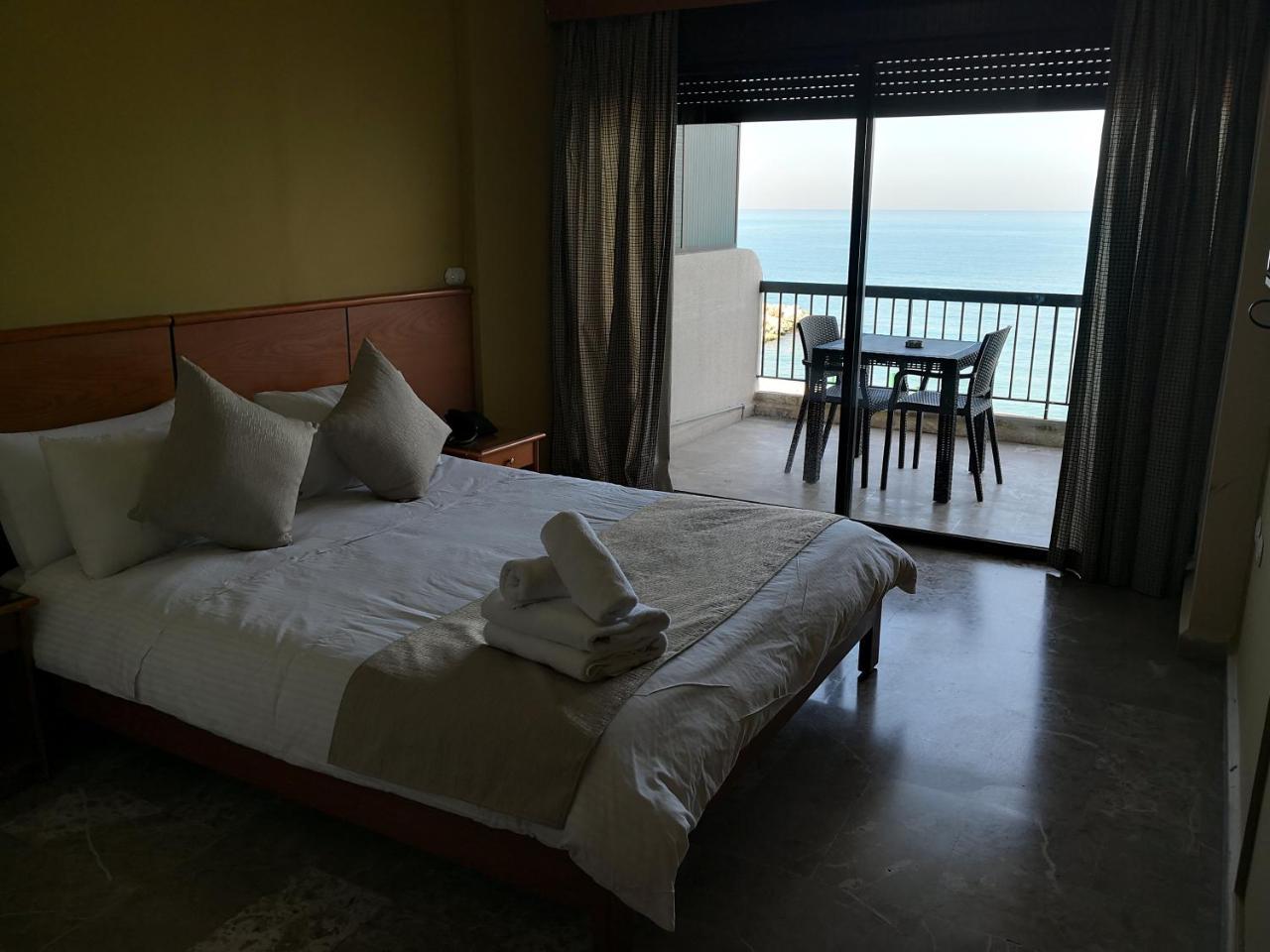 Holiday Suites Hotel & Beach Resort Jounieh Exteriör bild