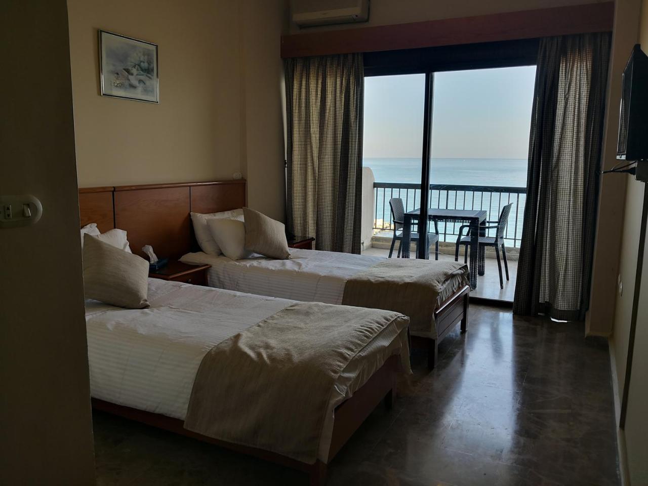 Holiday Suites Hotel & Beach Resort Jounieh Exteriör bild