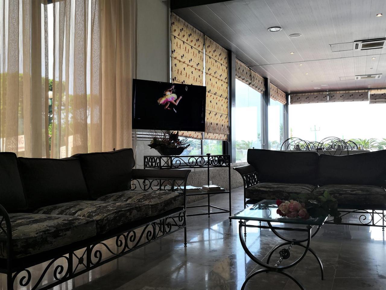 Holiday Suites Hotel & Beach Resort Jounieh Exteriör bild