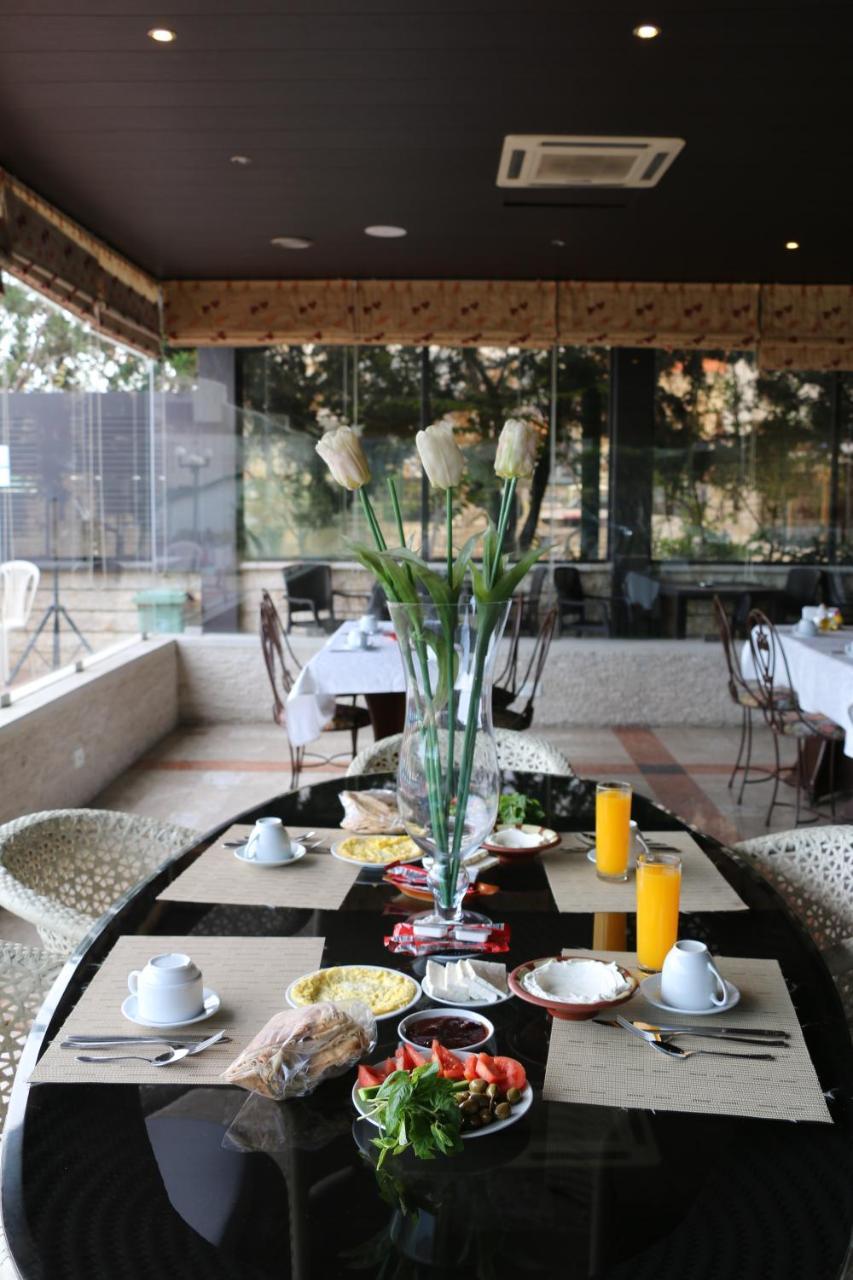 Holiday Suites Hotel & Beach Resort Jounieh Exteriör bild