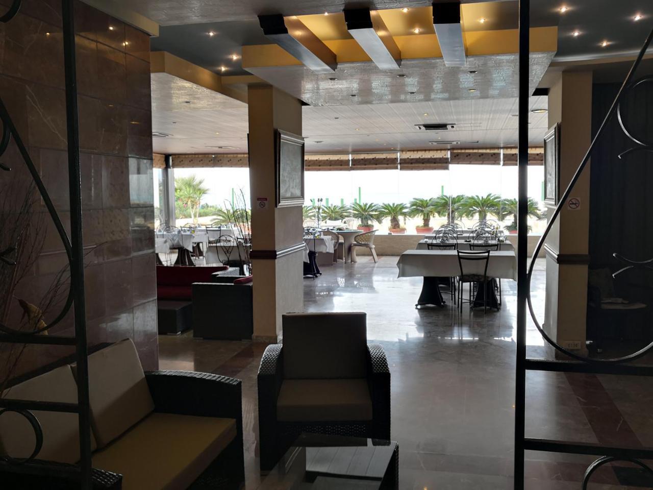 Holiday Suites Hotel & Beach Resort Jounieh Exteriör bild