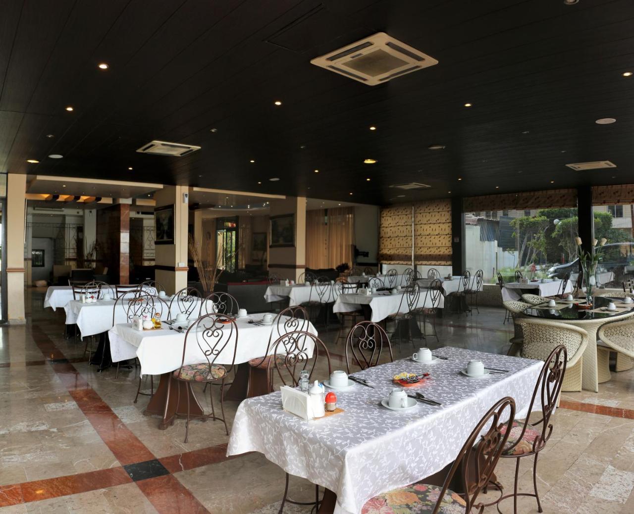 Holiday Suites Hotel & Beach Resort Jounieh Exteriör bild