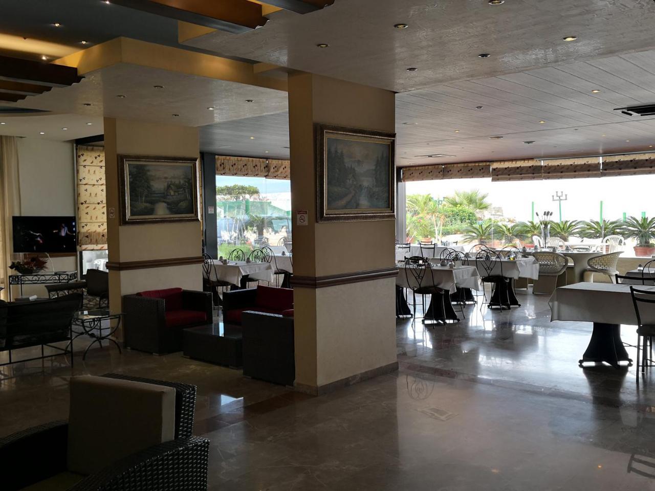 Holiday Suites Hotel & Beach Resort Jounieh Exteriör bild