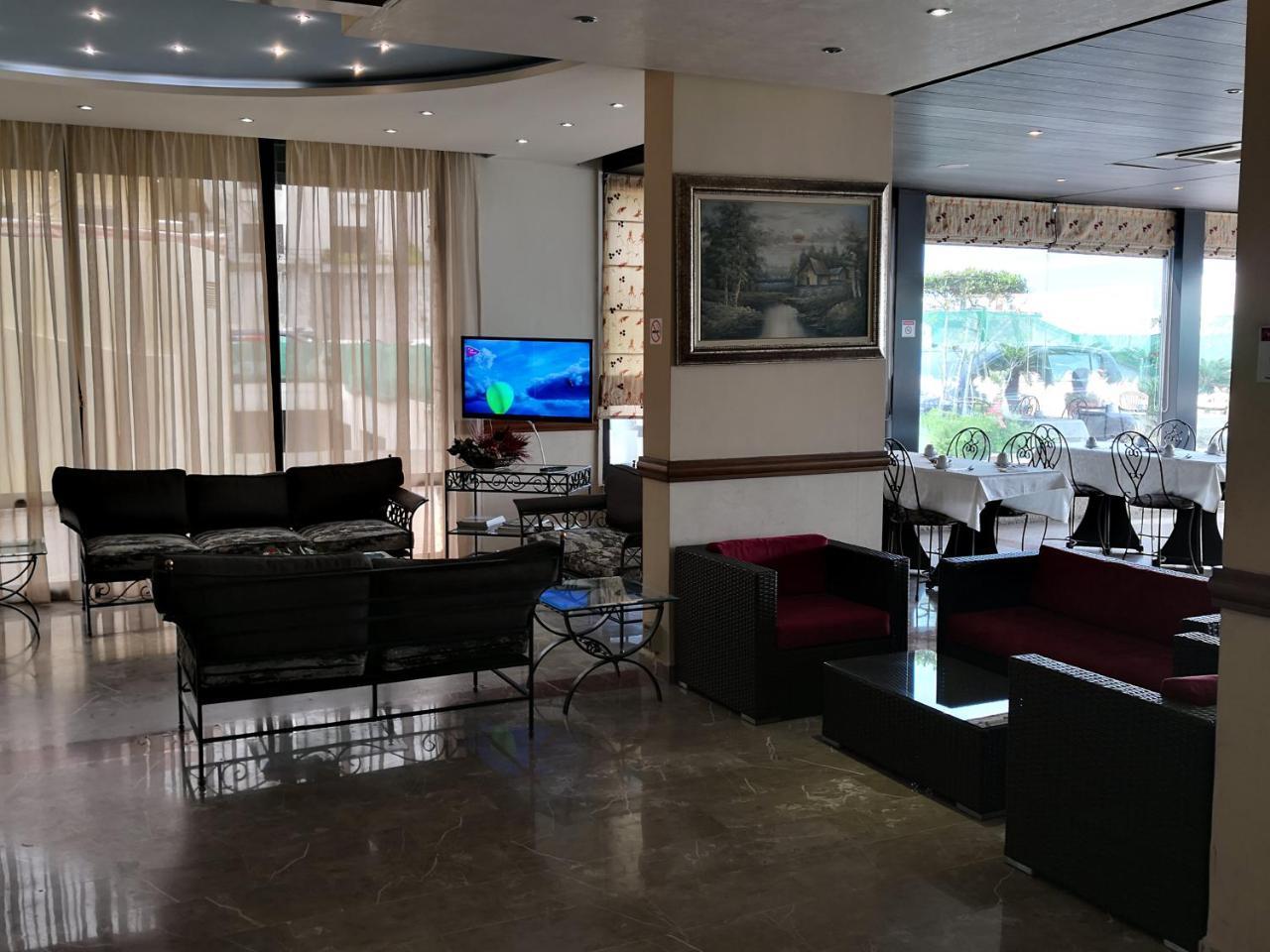 Holiday Suites Hotel & Beach Resort Jounieh Exteriör bild