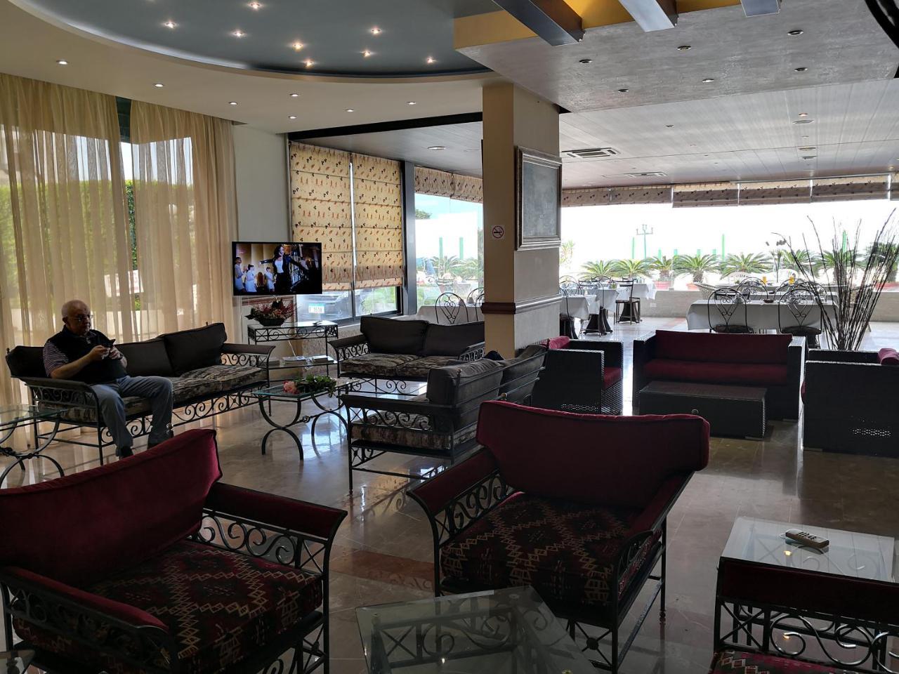 Holiday Suites Hotel & Beach Resort Jounieh Exteriör bild