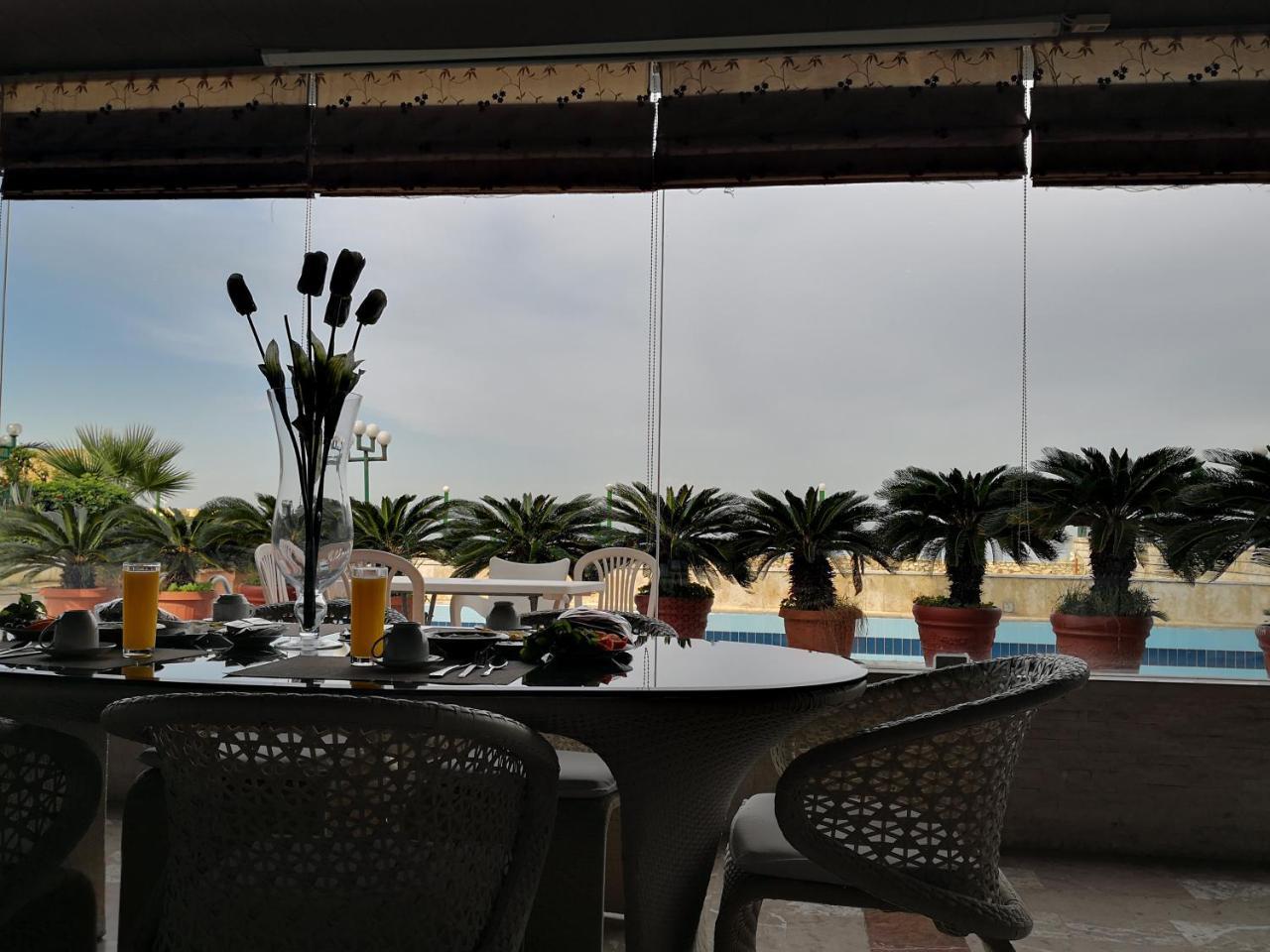 Holiday Suites Hotel & Beach Resort Jounieh Exteriör bild